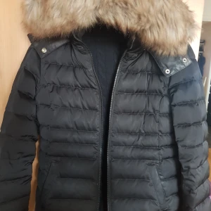 Vinterjacka från Calvin Klein  - Äkta vinterjacka från Calvin Klein. Använd i bara ca 4 mån. I gott skick. (Ser lite smink som kommit vid kragen som naturligtvis ska tvättas bort) Nypris ca 2000 kr storlek Medium