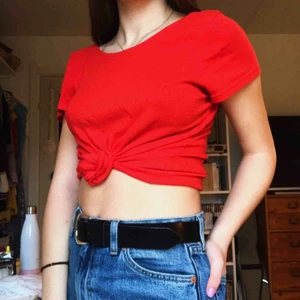 Röd t-shirt - Supersöt röd t-shirt med pyttelitet broderingsmönster och öppen rygg. Skicka meddelande för fler bilder :)  Frakt tillkommer