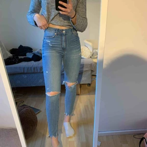  - Snygga stretchiga jeans från zara med hål och slitningar. Frakt ingår ej 