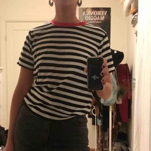 Randig T-shirt!! - Superfin randig t-shirt med röd mudd från bikbok. Det står att storleken är L, men skulle snarare säga att den är M. Jag har vanligtvis S/M. Möts upp i Stockholm eller fraktar🧡