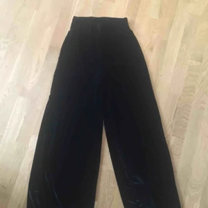  - Vida sidenbyxor från Nelly. Säljer på grund av att de inte passar längre. Kan mötas upp i Stockholm eller skicka på posten (köparen står för frakten)💕