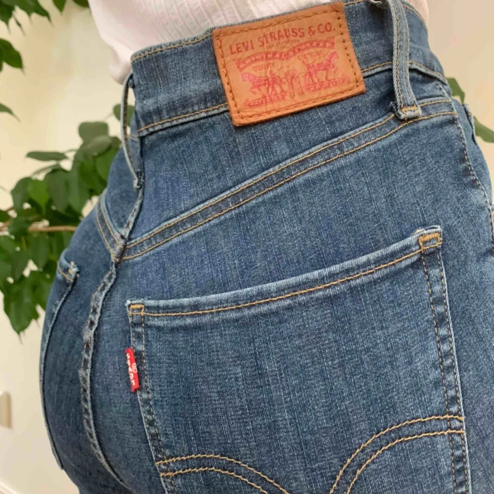 Tighta levi’s jeans i modellen ”Mile high super skinny”. Oanvänt skick, w25 l32. Nypris ligger på 700kr❣️. Jeans & Byxor.