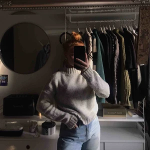  - Stickad vit polotröja som jag säljer då den är för liten. Den har lite gråa nyanser i sig som ni kan se tydligare på andra bilden