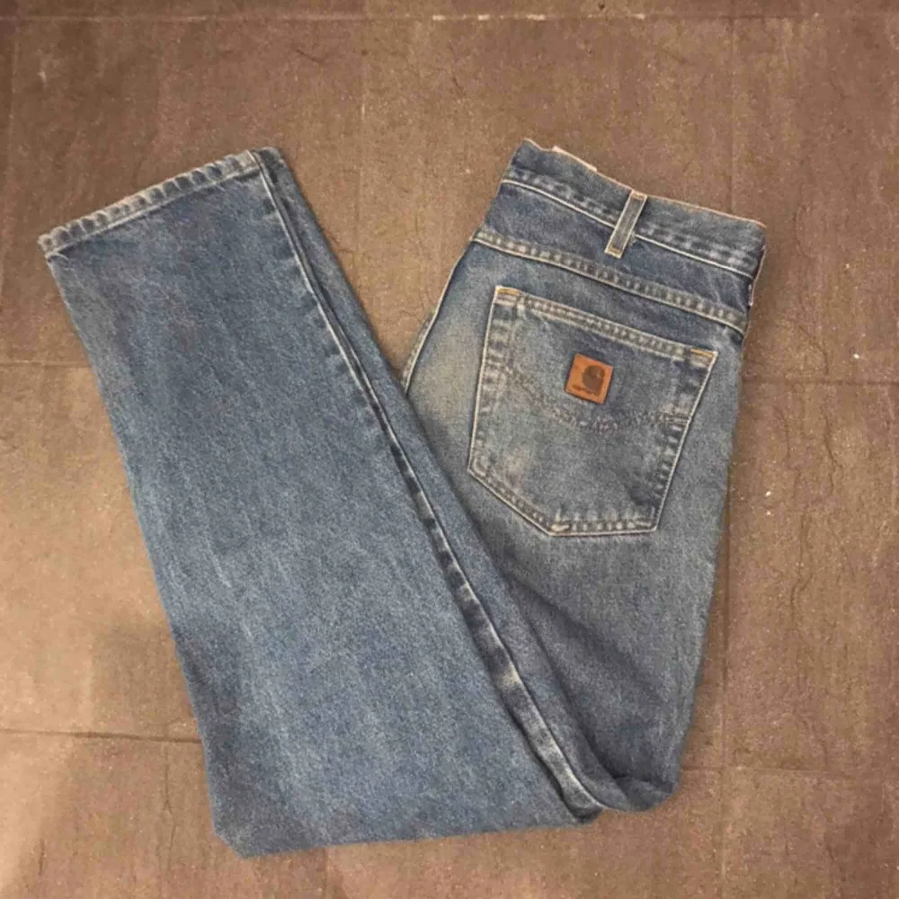 Jätte snygga carhartt jeans i storlek 32/32, bra skick. Fraktkostnad 63kr. Jeans & Byxor.