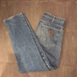  - Jätte snygga carhartt jeans i storlek 32/32, bra skick. Fraktkostnad 63kr