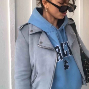  - BabyBlå mockajacka från zara. Bra skick, använd få gånger. Tajt men går att ha en hoodie under🦋. Samma form som Zaras skinnjackor. Vårjacka.