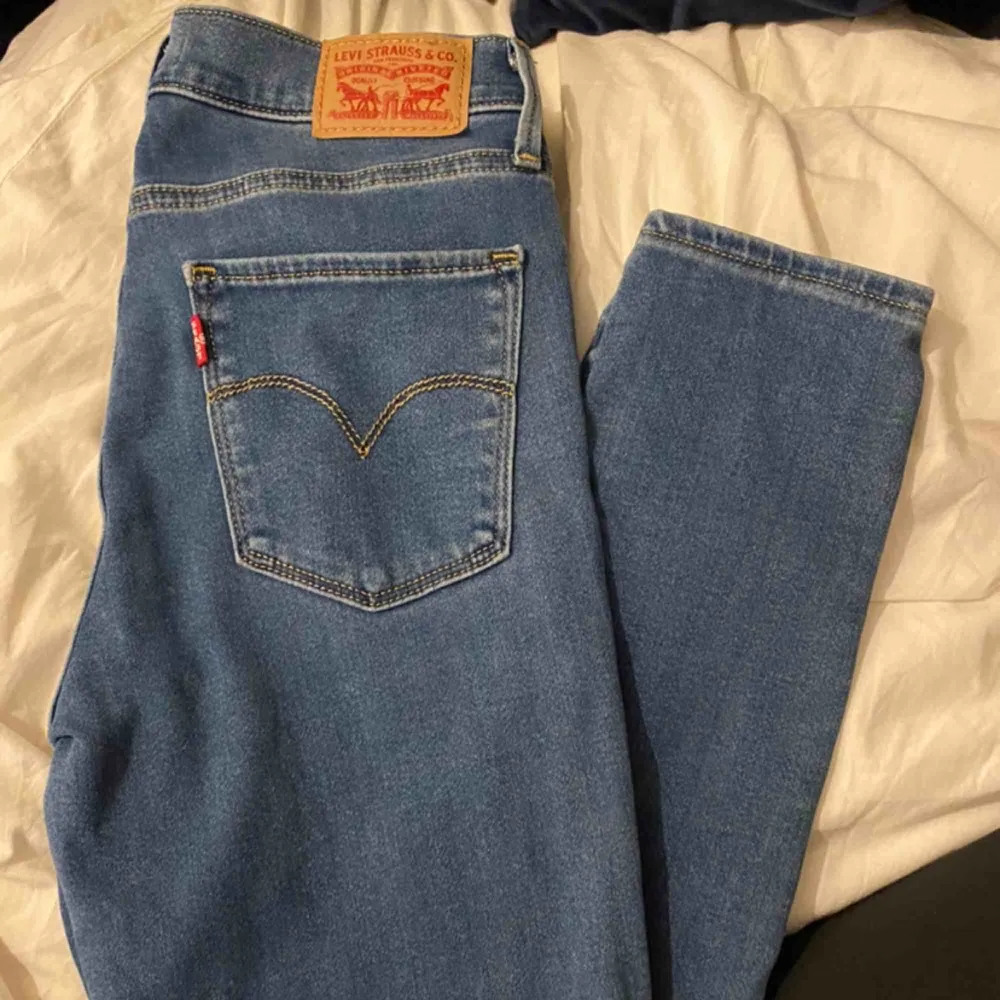 Säljer dessa byxor som är i nytt skick från levis. Kontakta mig för fler bilder💕💕. Jeans & Byxor.