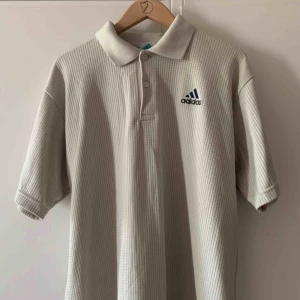  - Cool Adidas tröja från secondhand. Passar allt ifrån XS (som mig) till L, beroende på hur man vill att den sitter. Välanvänd, men i gott skick. Möts upp i Stockholm, annars står köparen för frakt :) 