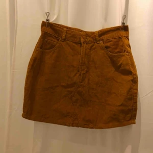  - Orange manchesterkjol i bra skick! Köpt på Carlings i Finland. 