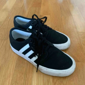  - (Äkta) Svarta ”Adidas Seeley”. Använda 4-5 gånger. Möts upp i Stockholm, annars står köparen för frakt :)