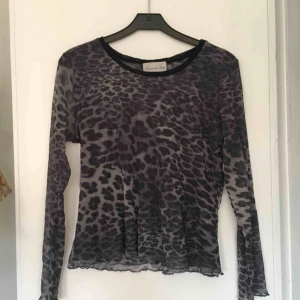  - Meshtröja i leomönster. Köparen står för frakt🦋💘