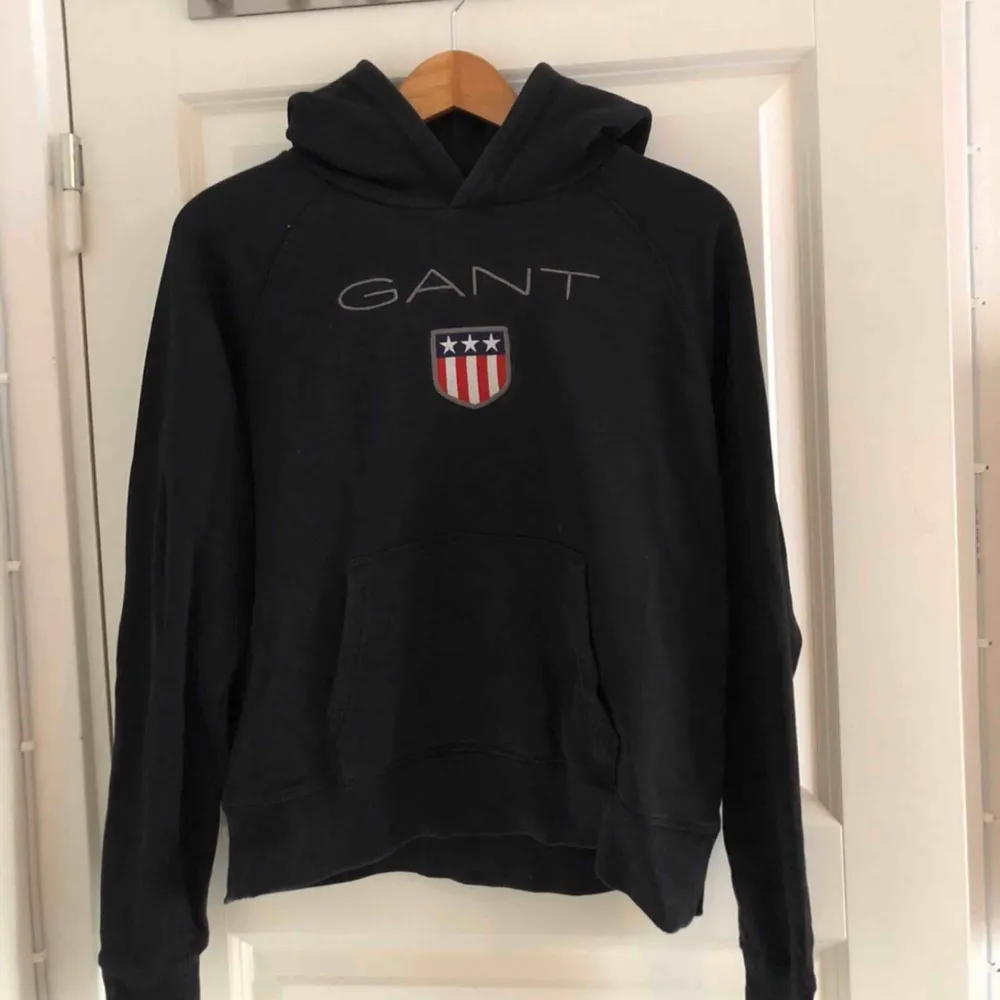 En fin, knappt använd GANT hoodie från Kids Brand Store, passar en XS & S. Säljes då den inte kommit till användning för mig.. Hoodies.