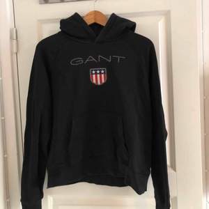 En fin, knappt använd GANT hoodie från Kids Brand Store, passar en XS & S. Säljes då den inte kommit till användning för mig.