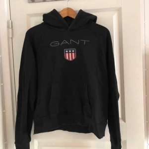  - En fin, knappt använd GANT hoodie från Kids Brand Store, passar en XS & S. Säljes då den inte kommit till användning för mig.