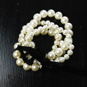  - 4 vita pärlarmband- från Forever 21 inköpta i new york 2012. Stretchiga- passar alla!   • Möts upp i Stockholm, frakt enligt överenskommelse. 