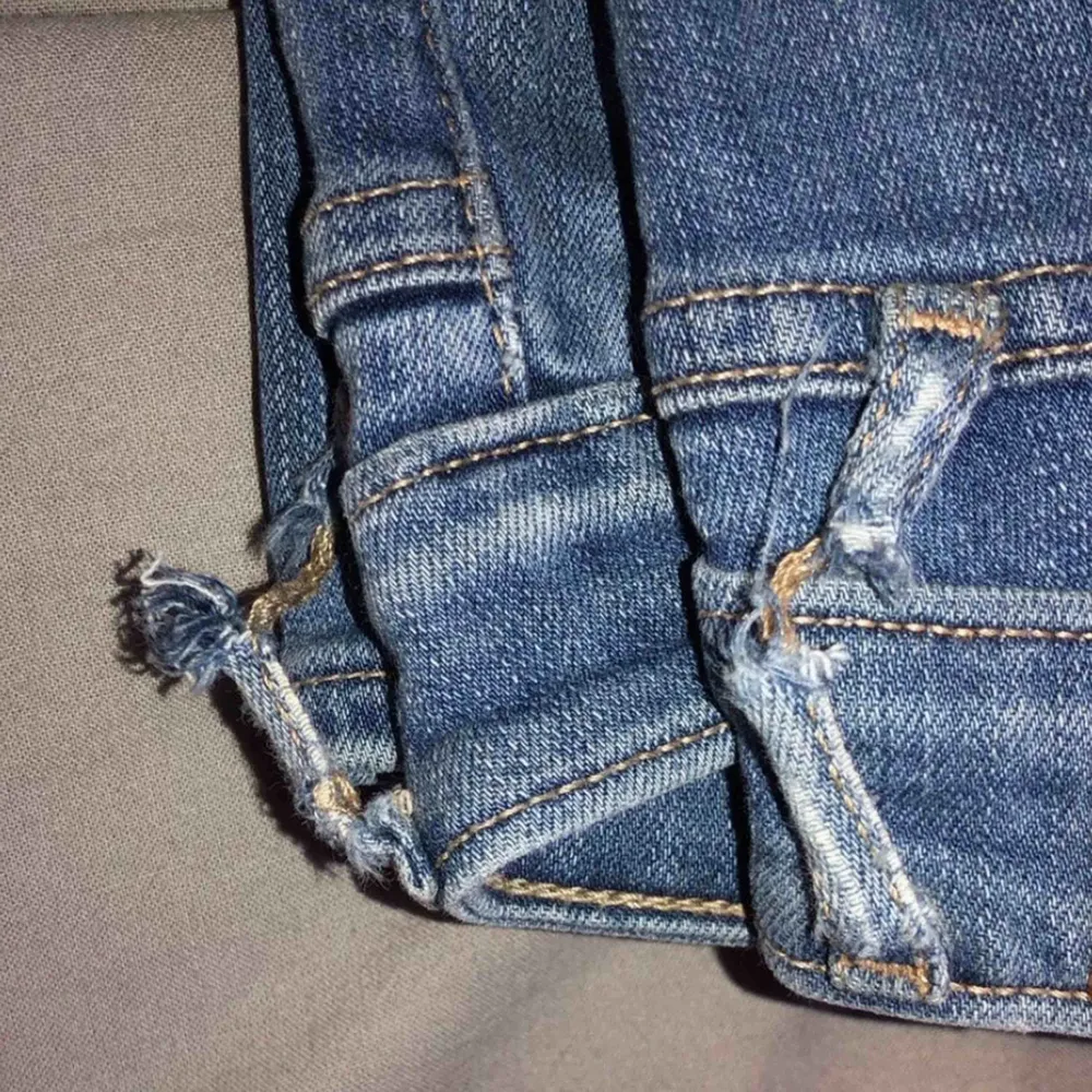 Levis bootcut jeans. Sälgs pga växt ur dom. Byxorna är slitna i skärphållaren därför kan priset diskuteras!. Jeans & Byxor.
