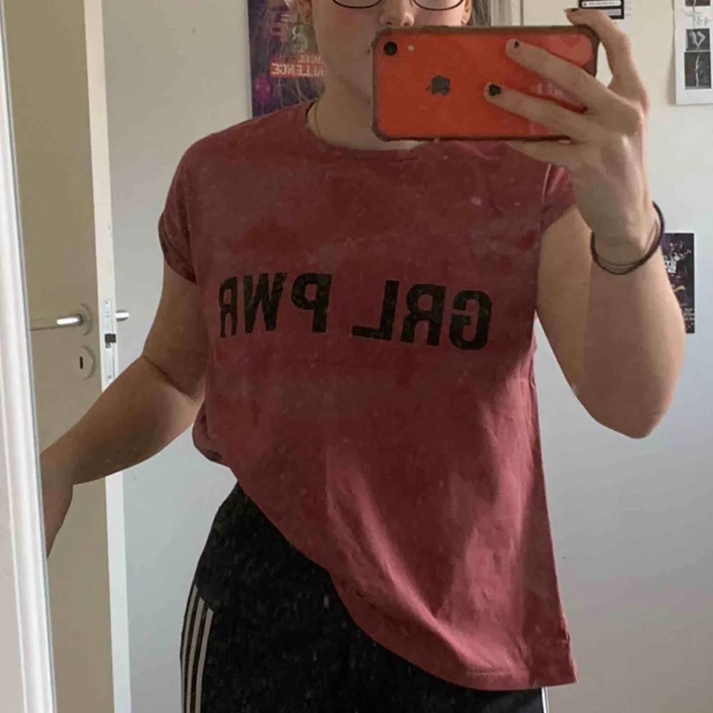 Supersnyggt rosa linne/t-shirt från Josefin Ekströms kollektion med NA-KD. Bra skick, supersnygg att träna i elr med långärmad under. Fraktkostnad = ca 44kr (preliminärt). . Toppar.