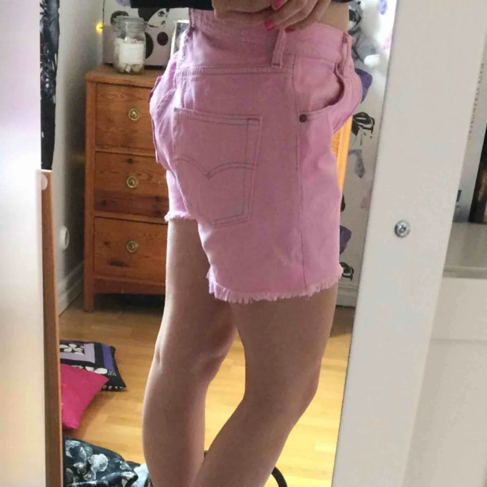 Superhärliga rosa Levis short som passar perfekt till sommaren! . Shorts.