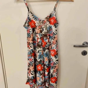 Jumpsuit - Jumpsuit med axelband i somrigt mönster. Böljande o luftig tunt material perfekt för sommaren.  Aldrig använd