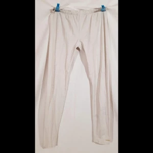 Artigli Girl vita leggings orm - Leggings från Artigli Girl, vita med ormskinnsmönster. Passar 12-14 år (tror jag), så typ xxs? Har lite flammiga missfärgningar.