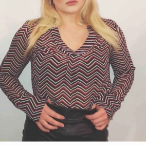  - Blus med mönster, halvtransparent i fint material. Sparsamt använd. Möts upp i Värnamo eller Jönköping eller skickas då mottagaren står för frakt. 