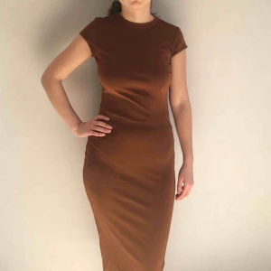  - En till skitsnygg beige klänning från h&m. Använt 1 gång på nyår