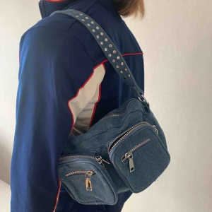  - En noella väska i jeanstyg. Inköpt i Danmark för 800kr. Använd rätt så mycket men visar inga tydliga skador
