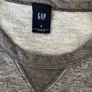  - Tröja från Gap  •Mycket bra skick, använd 2-3 ggr •Storlek S •100% bomull •69 kr 🧺Tvättad efter användning 📍Finns i Mölnlycke 🚫Djurfritt och rökfritt hem 📬Kan skickas mot fraktkostnad