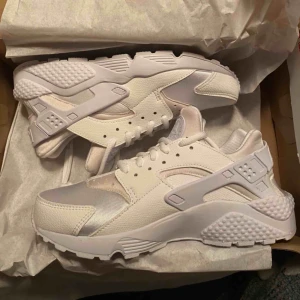  - Vita Nike skor, aldrig använda!  Säljes pga försmå.  Små i storleken.  Ord.pris 1200:-