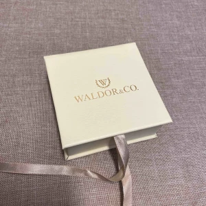  - Elegant armband i guldpläterat rostfritt stål.  Använd ett fåtal gånger. Kan fraktas. Ord.pris 699:-