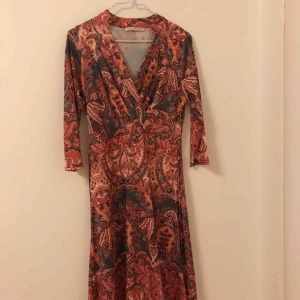  - Otroligt fin och skön klänning från Stockholms klänningfabrik. Använd en gång. Nypris 1300.  