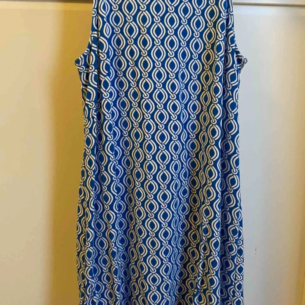 blå, mönstrad sommarklänning i fint material från Ann Taylor perfekt att bara slänga på sig till sommaren 2020! köparen står för frakt :)). Klänningar.