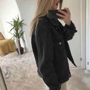 - Svart snygg jeans jacka! Har två svarta jeansjackor därav säljer jag en av dem. Storleken är snarare som en S eller liten M. Jag är S i storlek och den sitter bra på mig!