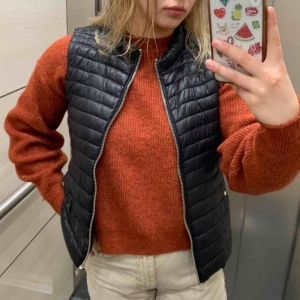  - Skön tröja i nyskick från Chiquelle. Lite kortare modell med långa armar. Den heter ”Pullover knit” och färgen är slutsåld på Chiquelles hemsida😊