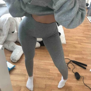 - Säljer dessa fina träningstights då dom ej kommer till användning, storlek xs, sitter jätte fint på och är stretchiga💕