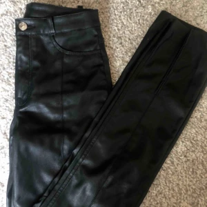  - Skinnbyxor från H&M. Slits fram nedtill! 