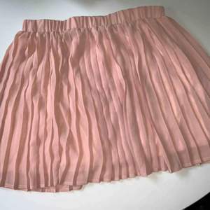 Rosa kort kjol köpt i Los Angeles. Strl S. Frakt tillkommer med 33 kr och samfraktar gärna. Kolla gärna mina andra plagg jag säljer 😊