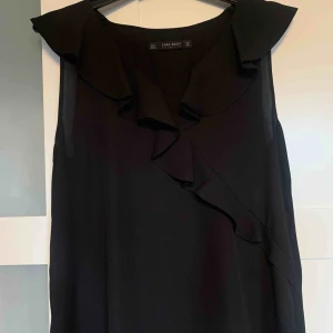  - Svart blus från Zara, ny skick. Storlek S. 100 kr