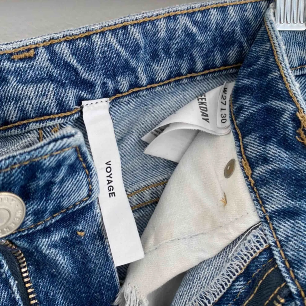 Weekday jeans i modellen Voyage. Har töjt sig till W28. Frakten är inräknad i priset! Kolla gärna på allt annat jag säljer!. Jeans & Byxor.