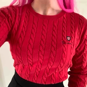  - En röd stickad tröja från MQ som används ett fåtal gånger. 