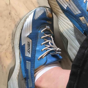  - Coola dkny-skor som passar till skogsbesök, likväl som ravepartyn. Välanvända, därav priset. Kan mötas i Gbg och Malmö, annars står köparen för frakten. 