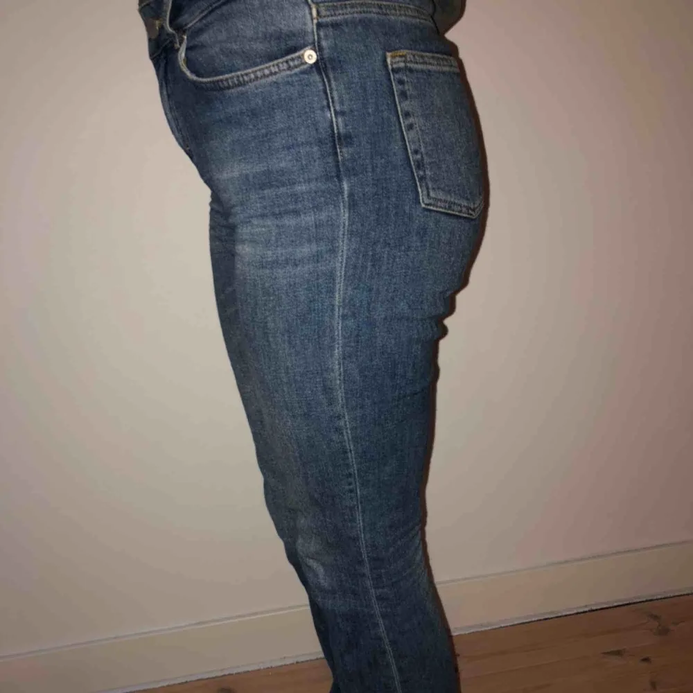 Jeans från NAKD, högmidjade och lite bootcut. Fint skick förutom en liten slitning på ena knäet (se bild 3).. Jeans & Byxor.