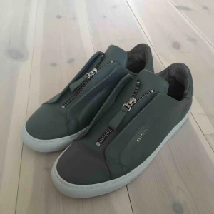  - Ny pris - 1900kr! Väldigt fint skick. Frakt ingår inte och kommer bli ungefär 88kr!