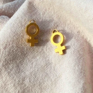  - Berlocker till örhängen i form av venustecken (kvinnotecken) 💖10/10 skick💖Berlockerna är 1cm långa 💖!!VIKTIGT!! Örhänget på sista bilden är inte inkluderat 