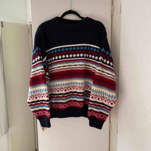  - Stickad tröja från Grizzly Collection. Använd 2 gånger. Vid frakt står köparen för fraktkostnaden.