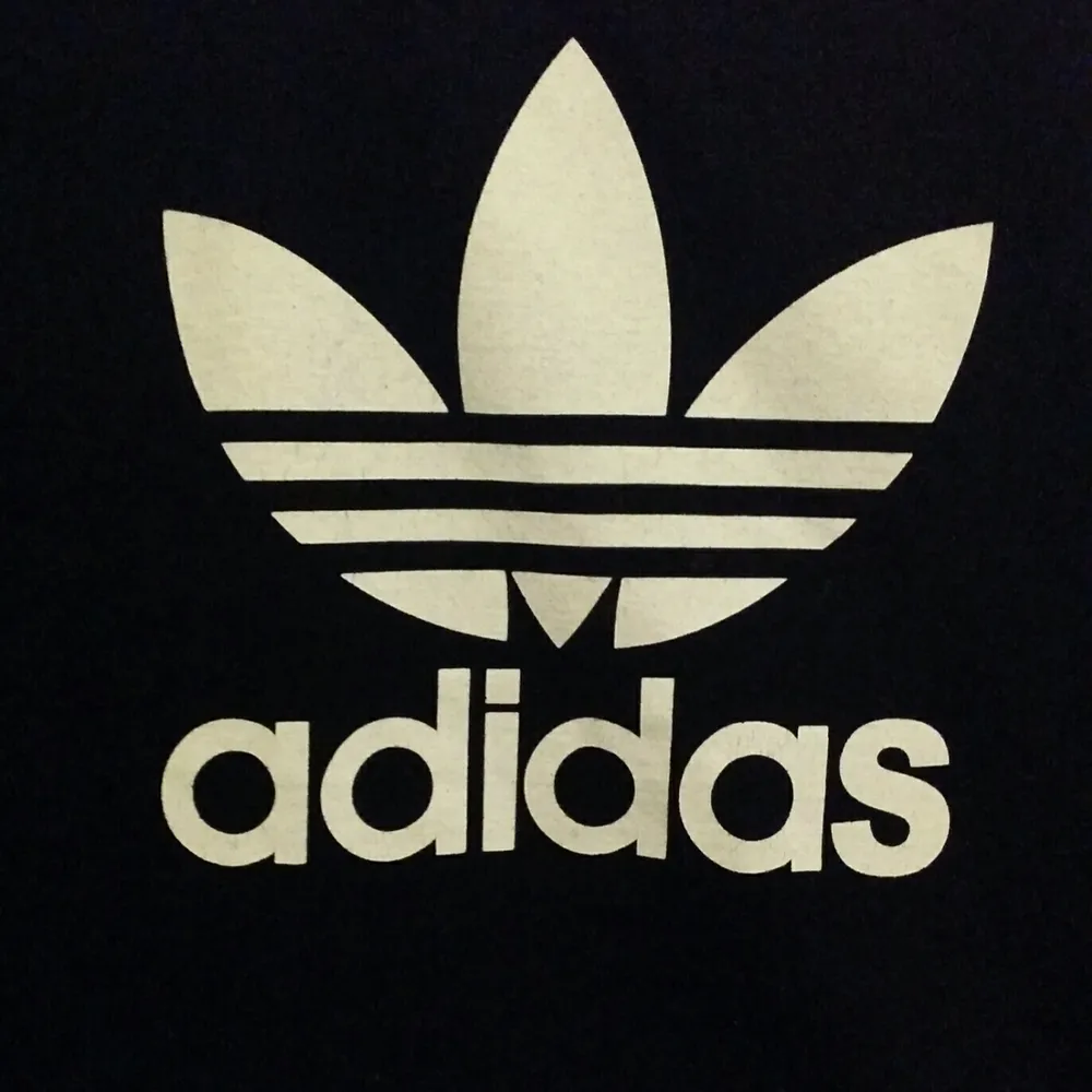 Adidas linne i storlek XL.                                         99SEK+frakt.. T-shirts.