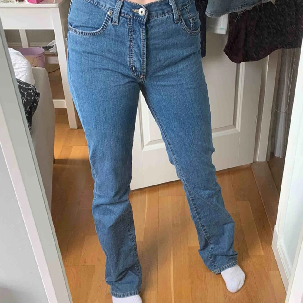 Supersnygga jeans, säljer då de är för långa för mig som är 168.💖💖💖köparen står för frakten eller så möts jag i Stockholm! . Jeans & Byxor.