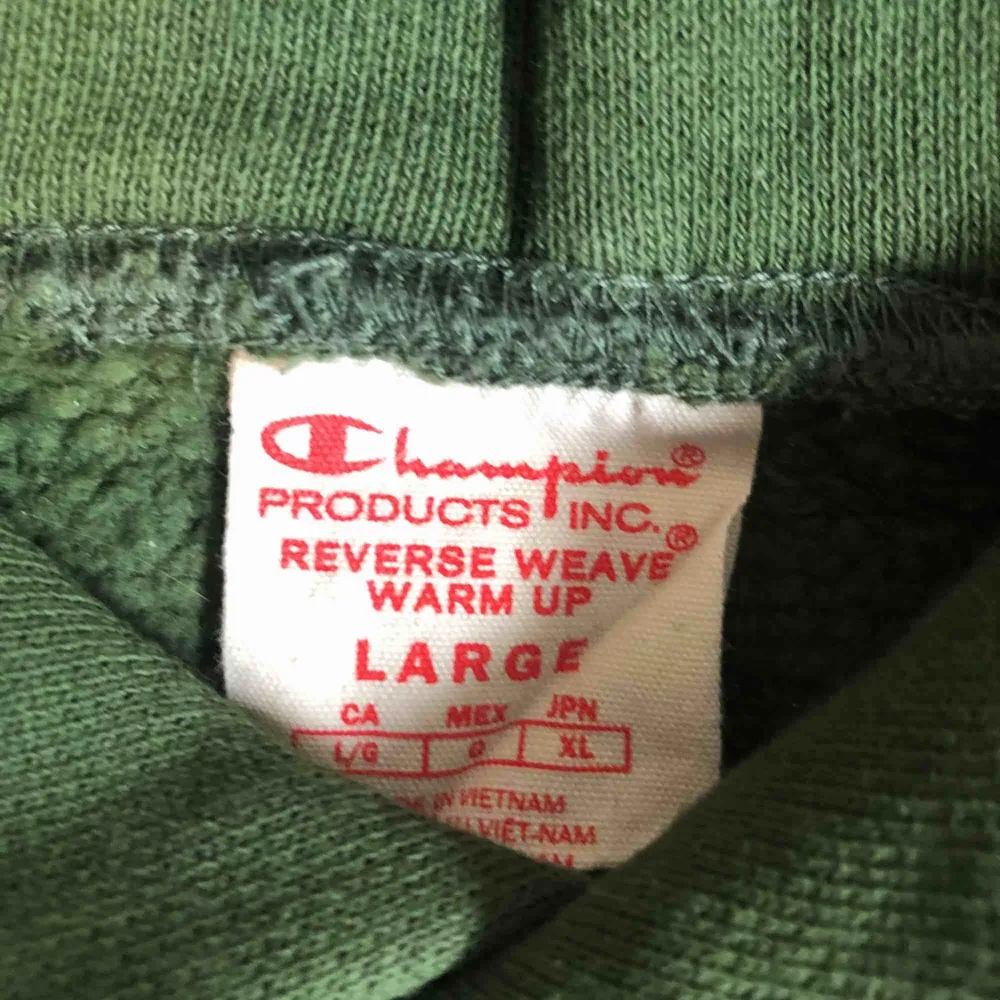 Grön Champion reverse weave hoodie köpt på Caliroots. Den är använd men i fint skick. Stolek Large men den passar på mig som vanligtvis har M.   Kan fraktas då köparen står för frakten eller hämtas på Norrmalm.. Hoodies.