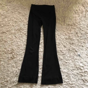  - Svarta mjuka utsvängda byxor! Frakt ligger på 35kr.