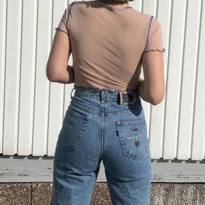  - Säljer min jättefina drak tröja från Urban outfitters 